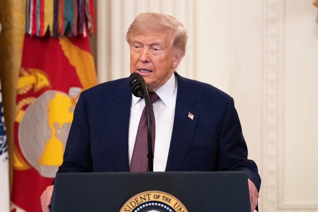 Trump ordena investigar a petroleras por alto precio de la gasolina: “Más les vale bajar los precios”