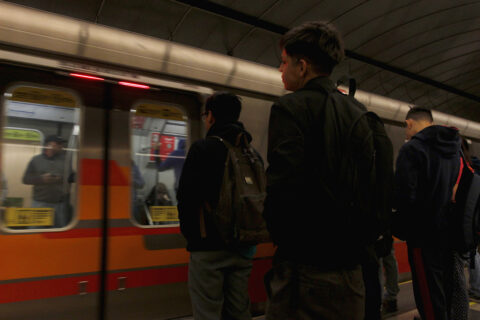 Metro opera parcialmente en Línea 4 por persona en la vía: Revisa las estaciones cerradas
