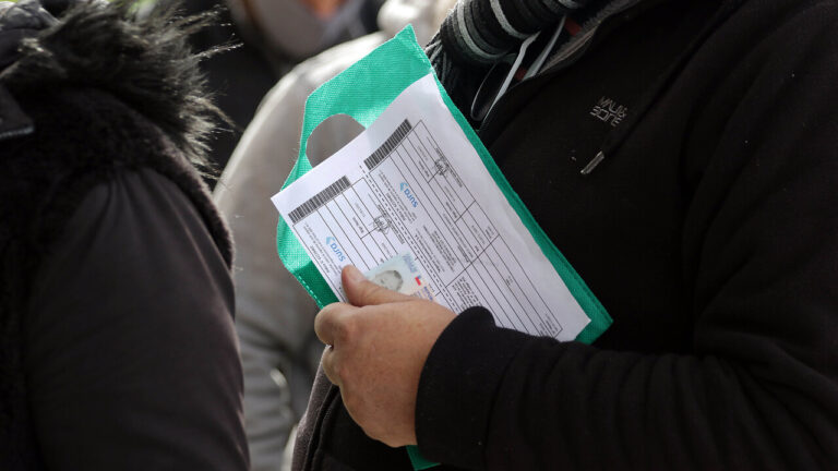 Contraloría detectó que 322 municipios entregaron más de 146 mil permisos de circulación de manera irregular: Santiago, Estación Central, Providencia y Maipú en el listado