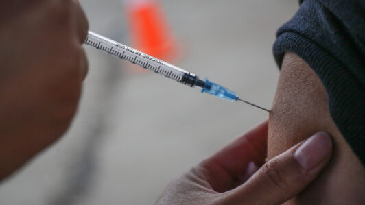 Ante aumento de casos de influenza: Minsal dispone buscador de vacunatorios que estarán abiertos los fines de semana