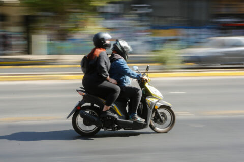 Revés para Independencia: Corte de Santiago anula ordenanza municipal que prohibía trasladar acompañantes en motos en horarios específicos