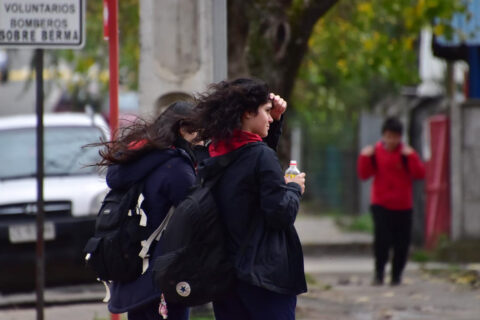 Meteorología emite aviso por fuertes vientos en gran parte del país: ¿Qué zonas afectará?