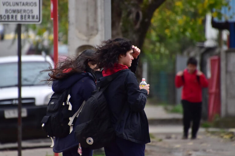 Meteorología emite aviso por fuertes vientos en gran parte del país: ¿Qué zonas afectará?