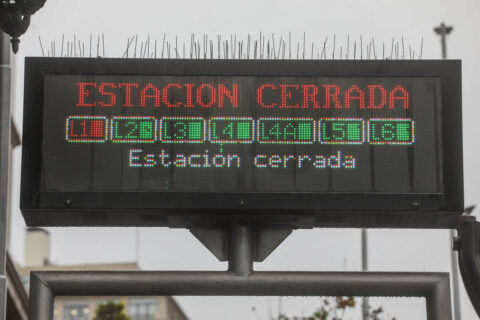 Metro de Santiago: Suspenden servicio en parte de la Línea 5 por persona en la vía