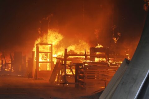 Incendio en Cerrillos obliga a evacuar más de 20 personas