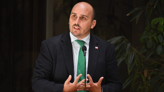 Ingreso de niños haitianos: Senador Longton apunta a Luis Thayer y acusa que 