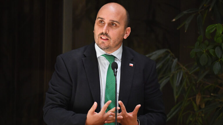 Ingreso de niños haitianos: Senador Longton apunta a Luis Thayer y acusa que 