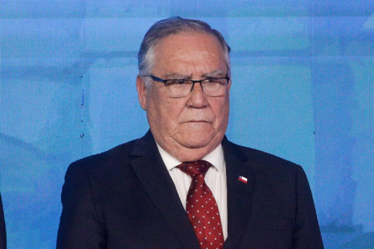Ministro Campos respalda visas temporales para migrantes en el agro: “Chile necesita esa mano de obra extranjera”