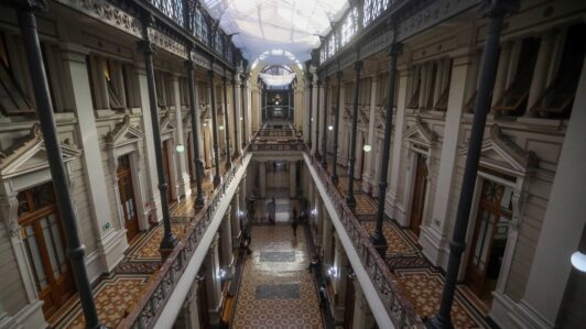 Corte Suprema revisa posibles sanciones por casos de jueces y funcionarios que salieron de Chile estando con licencia médica