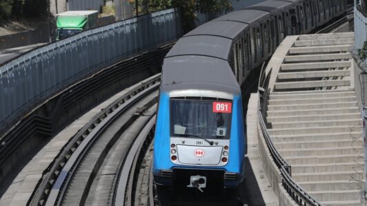 Metro de Santiago mantiene estaciones cerradas en Línea 2 por presencia de persona en la vía