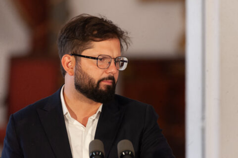 El duro choque político entre Boric y el gobierno de Kast: Las claves de las críticas por el CAE y el secreto bancario