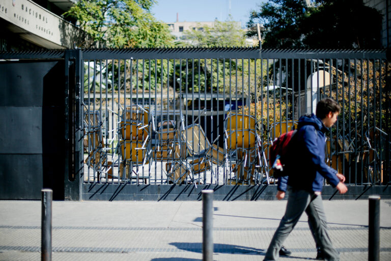 Escuelas Protegidas: Tribunal Constitucional declara inconstitucionales la inhabilidad para acceder a la gratuidad y la revisión de vestimenta