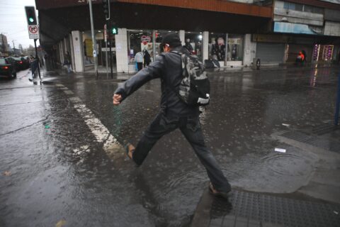 ¿Cuánta agua caerá? Vuelven las precipitaciones a la Región Metropolitana y gran parte del país