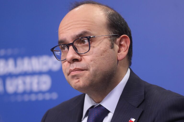 Gobierno da marcha atrás y modifica polémica indicación que exigía a escuelas y hospitales entregar datos de migrantes irregulares