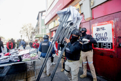 Operativo realizado en conjunto con Carabineros y la PDI, en el cual se realizaron fiscalizaciones a migrantes y al comercio ambulante/Agencia Uno