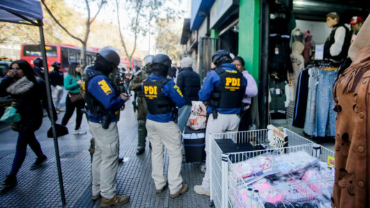Masivo operativo policial en barrio Meiggs: Carabineros y PDI fiscalizaron comercio ilegal y migrantes irregulares