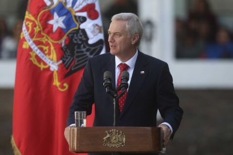 Cadem: Aprobación del Presidente Kast alcanza el 40% y desaprobación llega al 54%