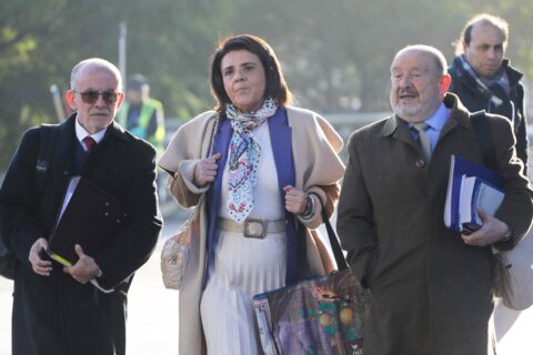 Caso Audios: Decretan arresto domiciliario total para exministra Verónica Sabaj y Luis Hermosilla sigue con arresto domiciliario nocturno