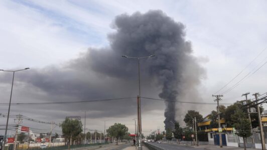 Cerrillos: Suspenden clases este lunes por malas condiciones de la calidad del aire y sigue combate a incendio en fábrica de neumáticos