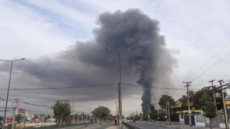 Cerrillos: Suspenden clases este lunes por malas condiciones de la calidad del aire y sigue combate a incendio en fábrica de neumáticos