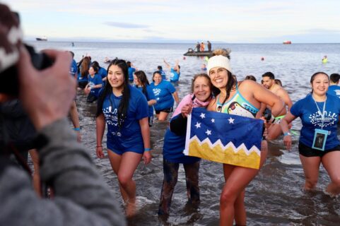 La nadadora de aguas gélidas, Bárbara Hernández, en el Chapuzón en el Estrecho de Magallanes/Agencia Uno