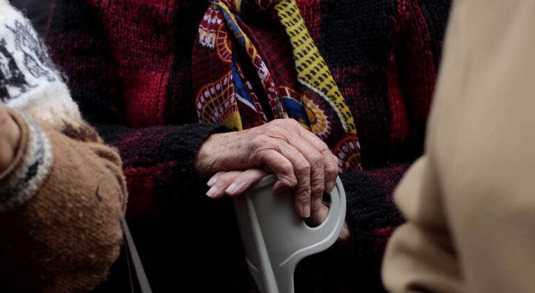 Guía para acompañar a familias en el cuidado de personas al final de la vida: Universidad de los Andes presenta el “Manual Nena”