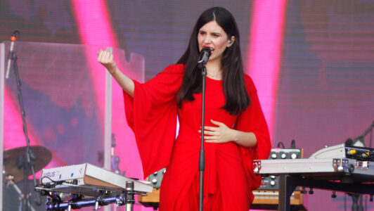 Javiera Mena celebra 20 años de Esquemas Juveniles con concierto en el Movistar Arena: ¿Cuándo es la venta de entradas?