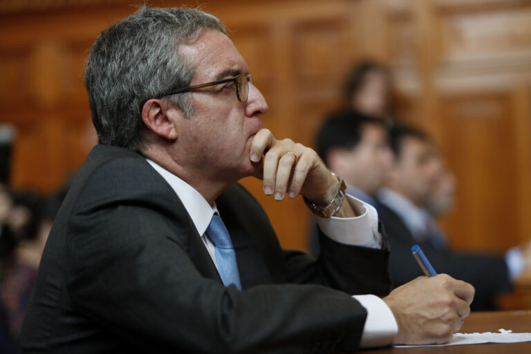 Frente Amplio exige suspensión del nombramiento de Zaliasnik como embajador en Israel tras apertura de investigación por chats con Hermosilla
