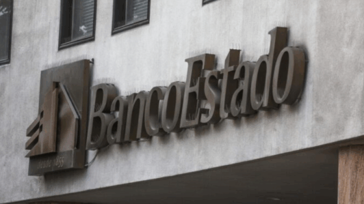 Allanan sucursal de BancoEstado en medio de investigación por lavado de activos del Tren de Aragua