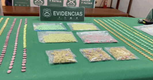 Carabineros incautó casi 9 kilos de metanfetamina y más de 1.200 comprimidos de MDMA: Hay dos detenidos