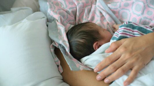 Postnatal masculino y corresponsabilidad: Las empresas que amplían el beneficio más allá del mínimo legal