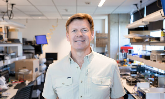 El hombre detrás del laboratorio secreto de Amazon para la IA: Kris King y los planes del gigante para democratizar la tecnología y reducir su consumo energético