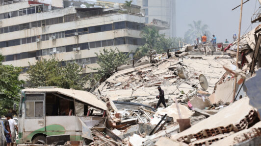 Sin consulado ni información oficial: La angustia de los venezolanos en Chile tras los terremotos que ya dejan 920 muertos