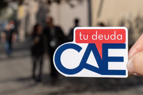 Encuesta Criteria: 48% rechaza el embargo de cuentas a deudores del CAE, pero el 42% lo apoya si se aplica a personas con capacidad de pago