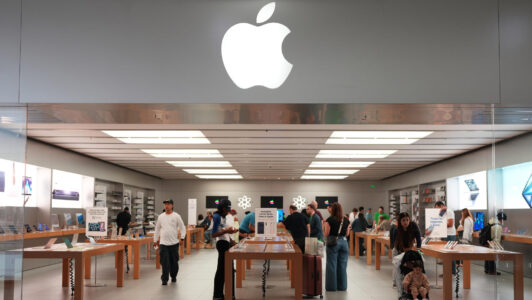 Tim Cook advierte que los precios de los productos Apple subirán por el alza en el costo de los chips de memoria