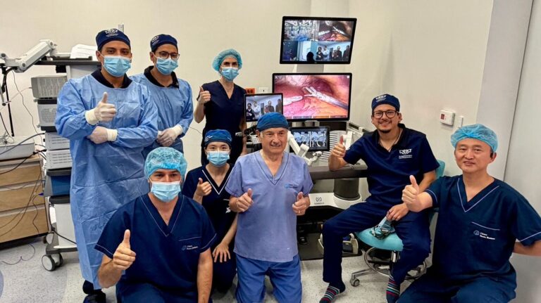 Chile en la vanguardia médica mundial: Baten récord de telecirugía a mayor distancia del mundo