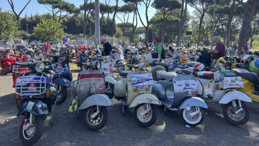 Fanáticos de las Vespa se congregan en Roma para conmemorar el 80° aniversario del legendario scooter