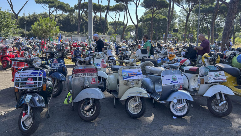 Fanáticos de las Vespa se congregan en Roma para conmemorar el 80° aniversario del legendario scooter