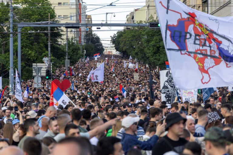 El presidente serbio Aleksandar Vucic anuncia su renuncia tras 18 meses de protestas antigubernamentales