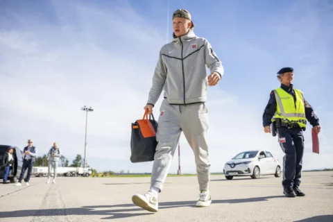 Haaland portando un bolso Hermes HAC naranja y negro mientras viajaba con la selección nacional de fútbol de Noruega el 12 de octubre de 2024 en el aeropuerto de Linz. Bildbyran/SSipa USA/AP