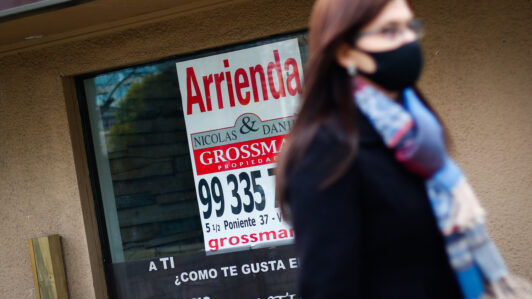 Oferta de arriendos en Santiago se desploma un 37% y los precios quiebran tres años de estabilidad a la baja