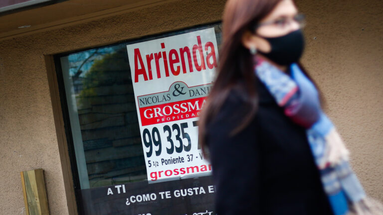 Oferta de arriendos en Santiago se desploma un 37% y los precios quiebran tres años de estabilidad a la baja