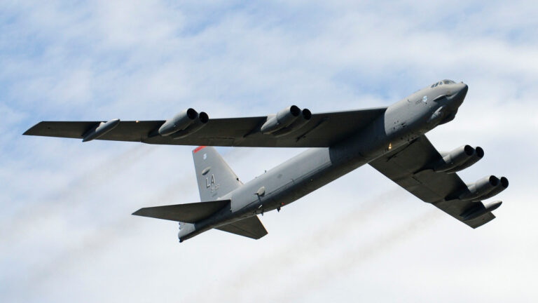 Un bombardero B-52 se estrella en una base militar de California poco después de despegar