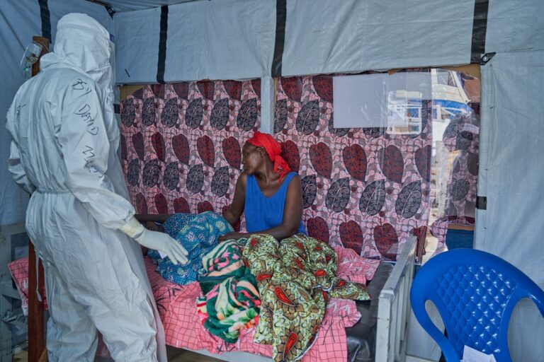 Detectan el primer caso de ébola fuera de África: Un trabajador humanitario se contagió en el Congo y viajó a Francia con el virus