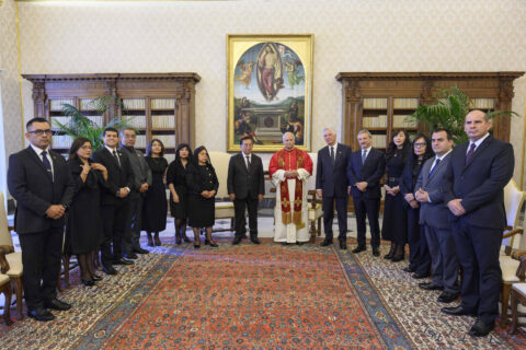 El papa León XIV recibe en audiencia al presidente interino de Perú, José María Balcázar Zelada (c), este jueves, en el Vaticano, en el marco de la gira del mandatario latinoamericano por Europa. EFE/Simone Risoluti/Vatican Media