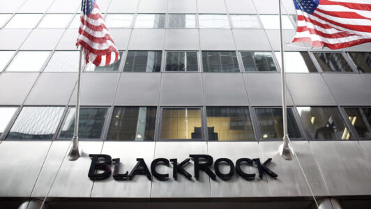 BlackRock alerta sobre escasez de recursos clave para la IA y ajusta su exposición a mercados emergentes