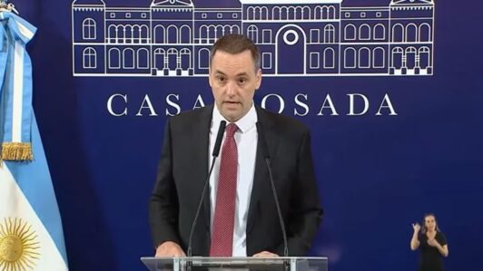 Jefe de Gabinete argentino admite que omitió US$500 mil de su declaración jurada de patrimonio