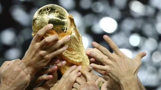 Está hecha de tres kilos de oro macizo y mide casi 37 centímetros: Así es la Copa del Mundo