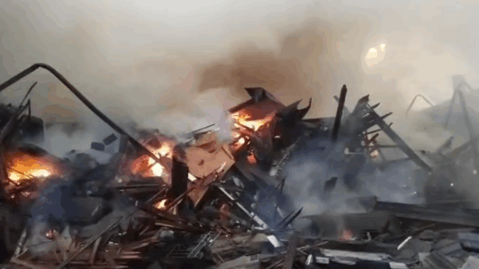 Incendio estructural provoca derrumbe total de inmueble y corte de tránsito en el centro de Santiago