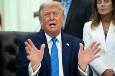Donald Trump anuncia que este domingo se firmará el acuerdo con Irán para poner fin a la guerra